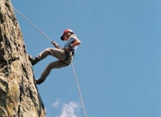  Descending by rappelling 
